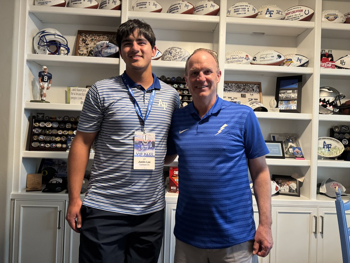 JustinLee_77's tweet photo. Had a great time at Air Force last weekend! Thank you @Coach_Thiessen for telling me more about career pathways after the Academy, @CoachTCalhoun for a delicious barbecue, and @CoachLobotzke for describing the mentality of offensive linemen through film! #Deisel https://t.co/oeeLVUzWsH