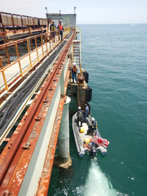 jmsdf_hanki_pr's tweet image. 兵庫県警及び海上保安庁と3機関合同災害警備訓練を行いました。
大雨や地震等の災害が発生した場合を想定し、掃海艇や処分艇を使った人員輸送を通じて、関係機関との連携強化に努めました。#兵庫県警 #海上保安庁 #海上自衛隊 #阪神基地隊 #阪基 #JMSDF
