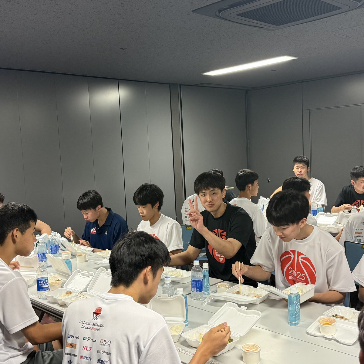 vel_meshi's tweet photo. 静岡県プロバスケ選手県人会による「DREAM CLINIC」にて今年も栄養サポートさせていただきました📣🧑🍳
ランチタイムにはベル弁をみんなで食べながらミニ栄養講座も🤲
今のうちから食事の管理について考える習慣を身につけましょう😉🔥
#ベルメシ #LIFEAT #ベルテックス静岡 https://t.co/lHkE2Aanu8