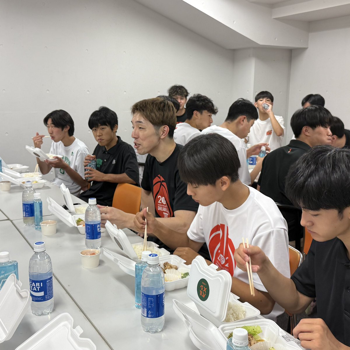 vel_meshi's tweet photo. 静岡県プロバスケ選手県人会による「DREAM CLINIC」にて今年も栄養サポートさせていただきました📣🧑🍳
ランチタイムにはベル弁をみんなで食べながらミニ栄養講座も🤲
今のうちから食事の管理について考える習慣を身につけましょう😉🔥
#ベルメシ #LIFEAT #ベルテックス静岡 https://t.co/lHkE2Aanu8