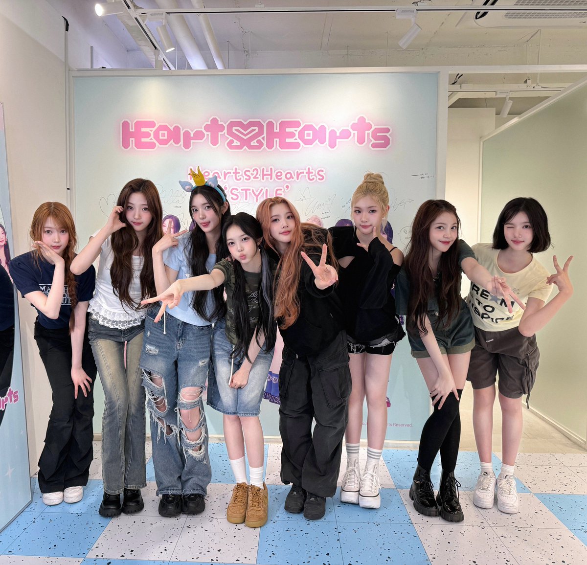 Hearts2Hearts's tweet photo. Hearts2Hearts X PHOTOISM Play 📷💞

📍 서울특별시 마포구 포은로 96 1층
📅 2025.06.19. (목) - 2025.07.02.(수)

#Hearts2Hearts #하츠투하츠 #H2H 
#STYLE #Hearts2Hearts_STYLE 
#heartsinyourstyle #포토이즘 @photoism_kr https://t.co/ANR6hYqwZV