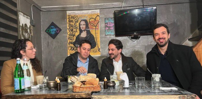 luishernandezg's tweet photo. Aquí están los weones que se comieron los 100 panes
#EldebateTVN
#Tulet https://t.co/16hVtDiGND