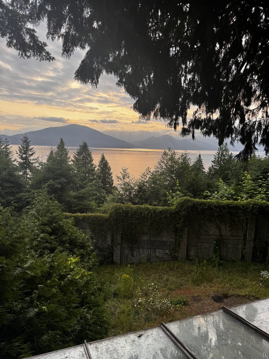jtrain989's tweet photo. Oh Canada #squamish #lionsbay https://t.co/CfQW25Byty