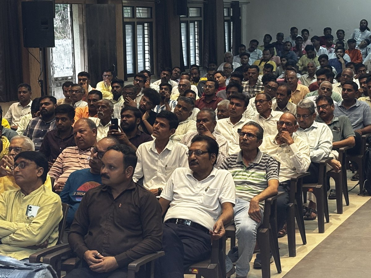 जळगावमध्ये विक्रम भावे यांच्या पुस्तक प्रकाशन सोहळ्याला अभूतपूर्व प्रतिसाद! सभागृह खचाखच भरलं, सर्व प्रती विकल्या गेल्या.

आमदार राजू मामा भोळे व माजी महापौर सौ.भोळे यांची उपस्थिती होती.

भावेंच्या स्वाक्षरीसाठी व फोटोसाठी सर्वजण स्टेजपाशी गर्दी करत होते.
