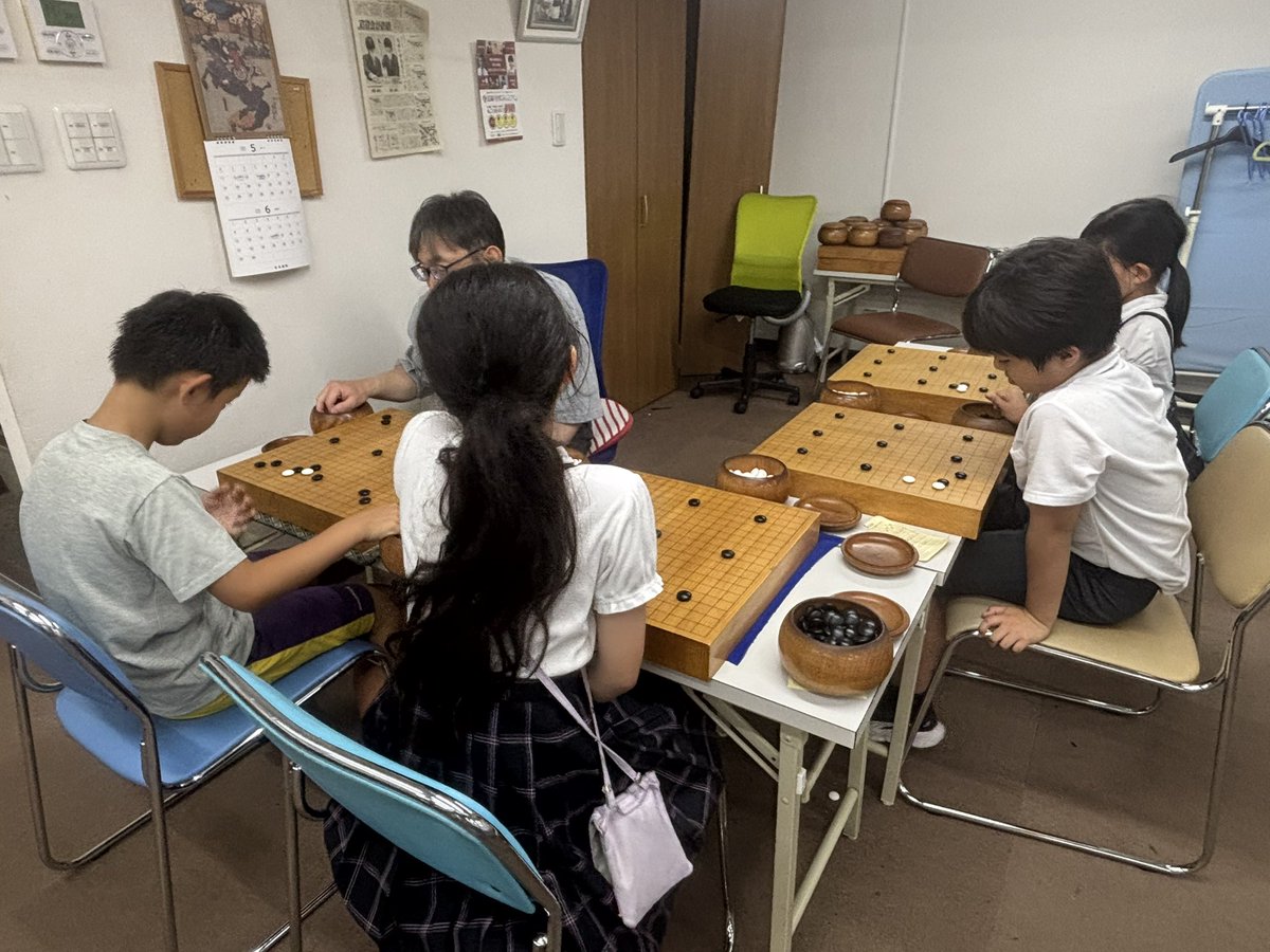 本日月曜日です。　　

12時~19時まで碁会所デー○●

16時~19時までKASAGOこども教室👦　
今日は裕介先生のみでお待ちしています。　
皆様のお力添え頂けますと幸いです。　

よろしくお願い致します🙇‍♂️