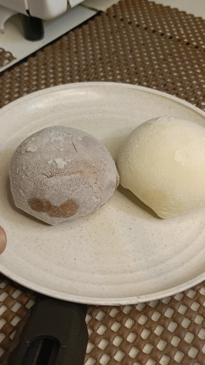 ___firstofjuly's tweet photo. karna suka banget es krim mochi, jadi bikin sendiri. gampang banget bikin nya soalnya 😌 aku loat di youtube resep nya kalo minat nanti aku spill resepnya yang aku coba

—Mochi Ice Cream

#dessert #masak #cooking https://t.co/AEsmANFRXj