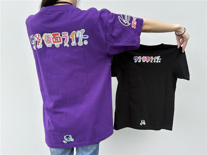 ⋰
#仮面ライダーガヴ 🍭🍬 🍪
⋱

『仮面ライダーガヴ』出演キャストのウラ側に迫るネット番組「ウラ仮面ライダー」よりTシャツが登場！

番組内企画にてキャストがオリジナルのゴチゾウが描かれたレアなデザイン💥

#テレアサショップ 六本木店へぜひお越しください✨

#ガヴ #gavv