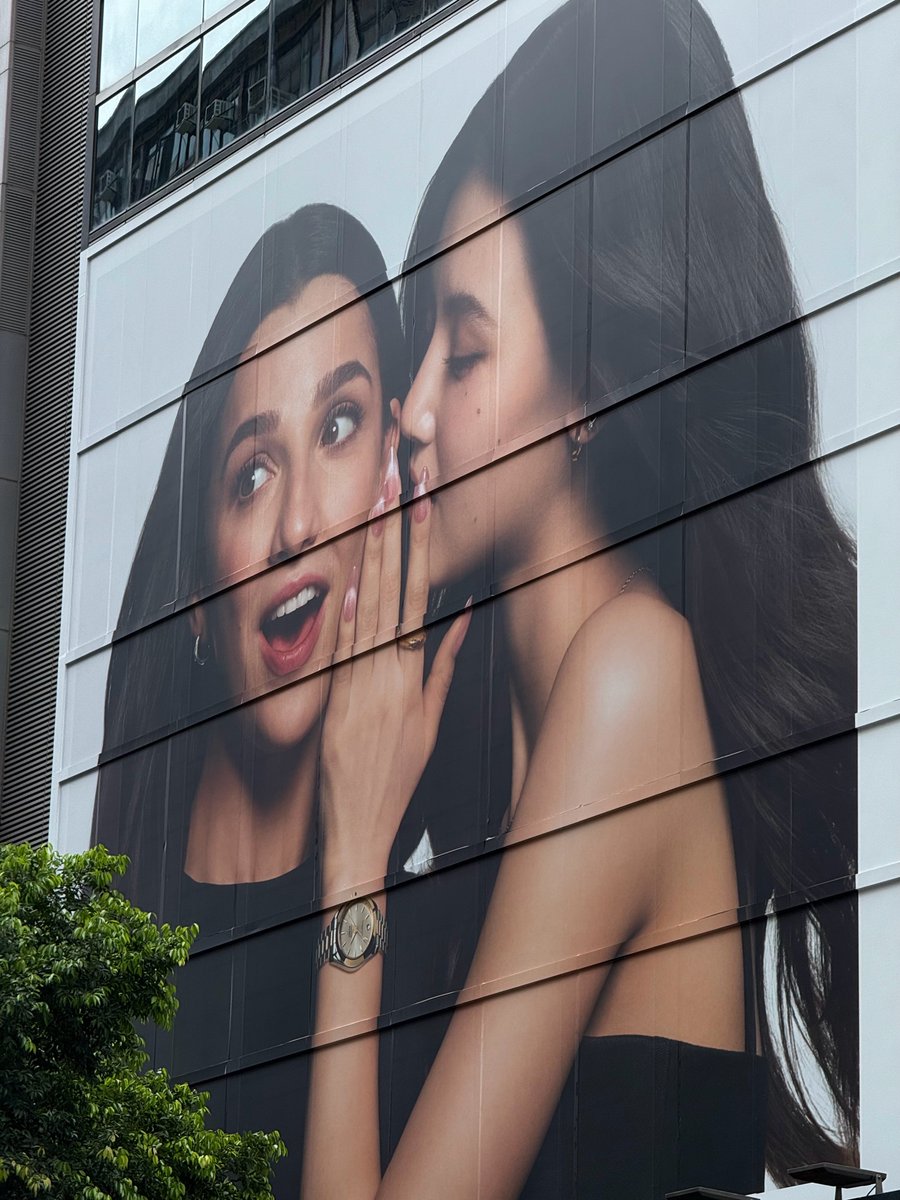 📍 Tsim Sha Tsui Beijing Road Crown Prince Group Centre（HongKong）

cr.XOsMemo（WeiBo）

#다니엘 #DANIELLE