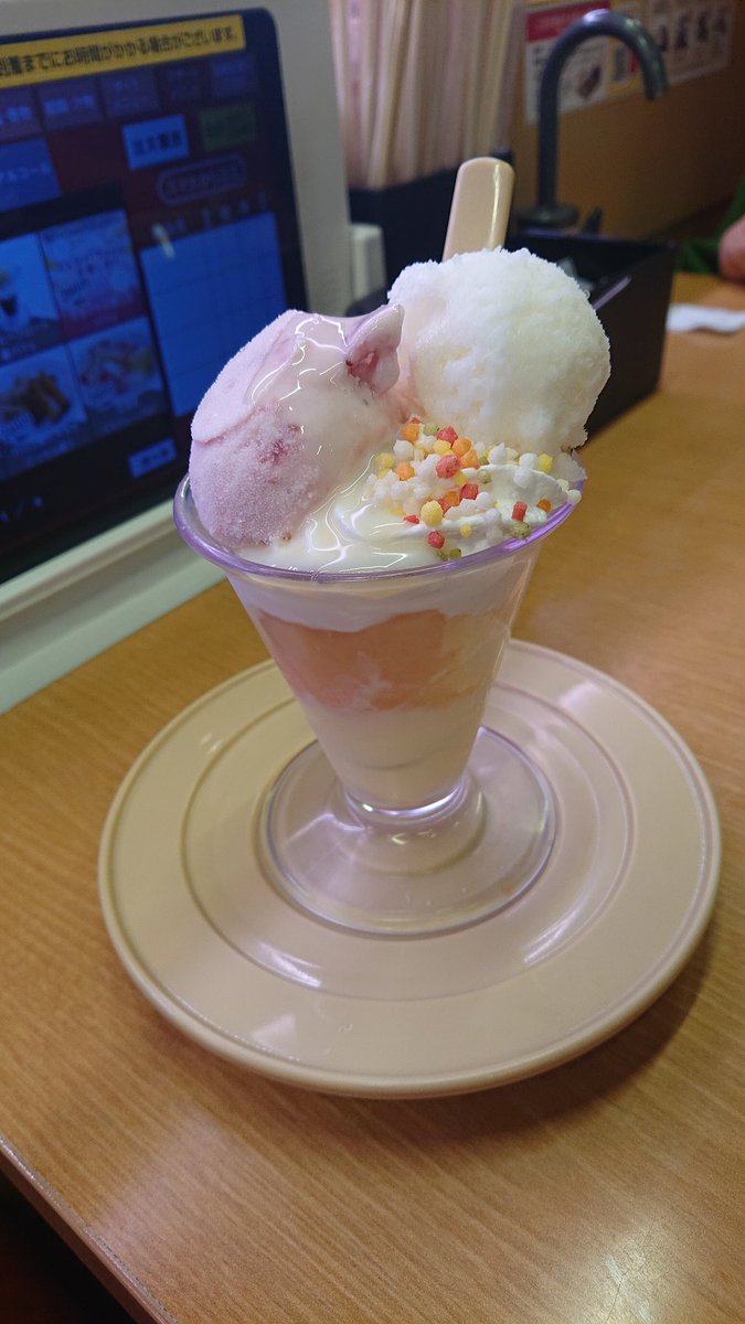 knnb20nc's tweet photo. 昨日のスシローのお楽しみパフェ
初めて桃が入っていた https://t.co/RSEbuG1Q9s