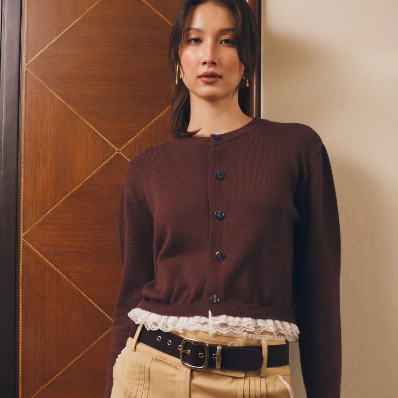 statusreview's tweet photo. Mitr 9to9 Cardigan คาร์ดิแกนดีไซน์เรียบแต่ดูแพง แต่งลูกไม้ชายเสื้อเพิ่มดีเทลหวานละมุน ใส่เดี่ยวก็สวยหรือคลุมทับก็ดูดีทุกมุม🍪