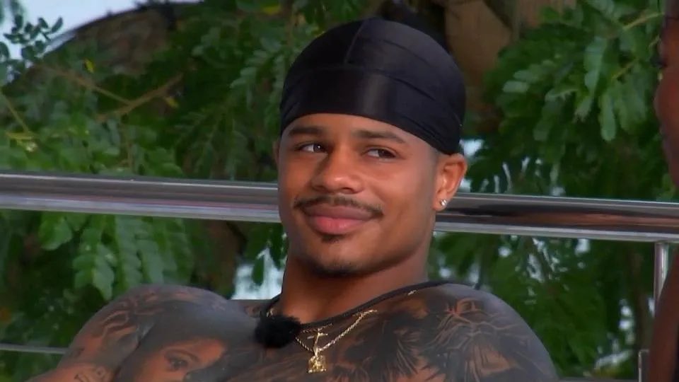 doctorTeeTee's tweet image. This 5’1 mf thinks he rules the villa #LoveIslandUSA