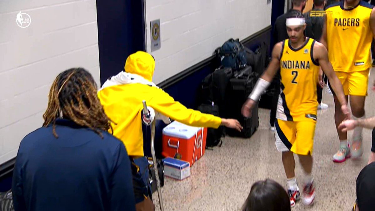 Hali with his teammates after the game 💔