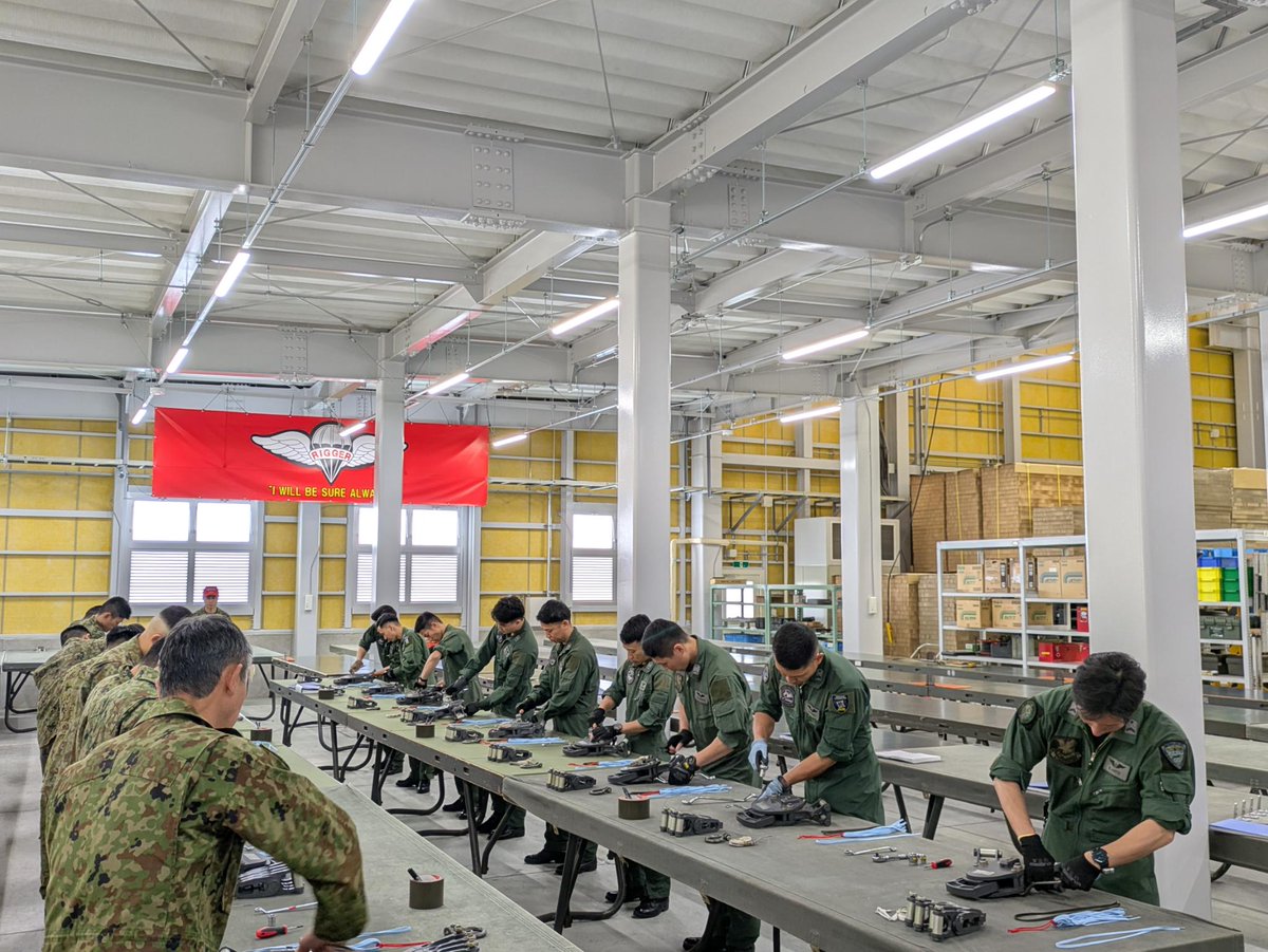 落下傘教育】 需品学校では、現在、需品科空挺隊員の幹部・陸曹並びに