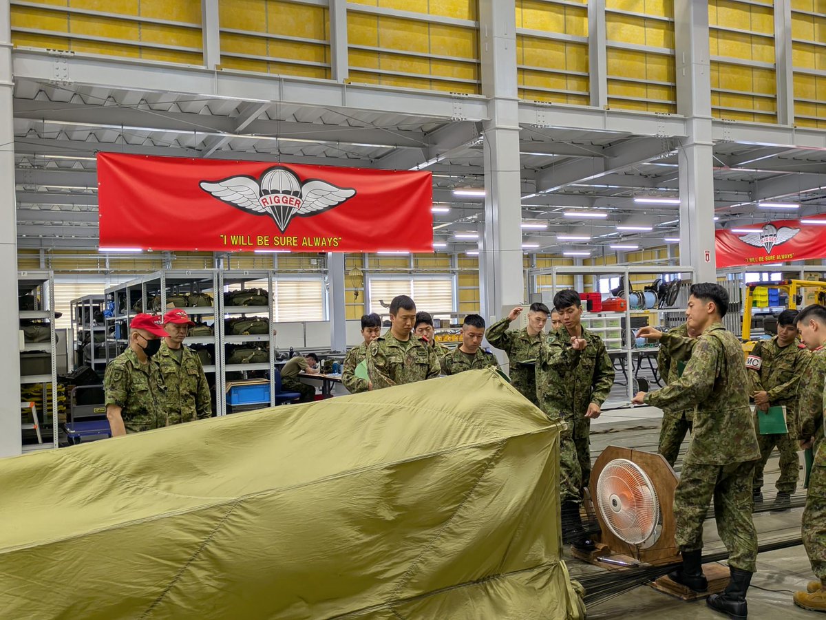 落下傘教育】 需品学校では、現在、需品科空挺隊員の幹部・陸曹並びに