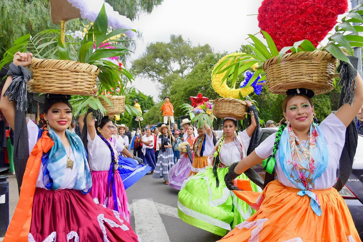 AzcapotzalcoMx's tweet photo. 🎉 ¡Así se vivió la Guelaguetza en Azcapotzalco! 🌽🕺

Durante cuatro días, el corazón de nuestra alcaldía se llenó de colores, bailes, sabores y tradiciones oaxaqueñas. Tuvimos danzas, música, un bazar con comida típica, artesanías, mezcal, café y sorpresas🫓���🐾

💃 Y claro, la calenda fue el gran momento: un recorrido lleno de alegría, marmotas, monos y comunidad que tomó las calles del Centro de Azcapo con el alma festiva de Oaxaca.

Con este tipo de celebraciones, Azcapotzalco se consolida como el faro cultural del norte de la Ciudad de México, un territorio que honra la diversidad y el bienestar con orgullo.

📍Aquí, la cultura también es bienestar.