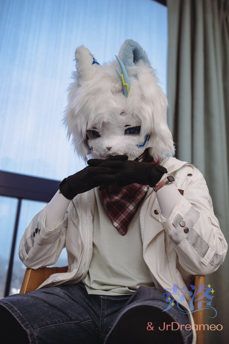 “每个人都有平静入梦的权利，你也一样。在入睡之前，请尽情向我敞开心扉吧...”

📼聆听者📼
发一张自己试着调色的！
这个角度拍的2.0毛可能是最有少年感的w
双眼清澈而又坚定～

📷：米欧（原片） <a href="/DreameoL85783/">米欧Dreameo</a>
🎨：我（调色） 

#FursuitEveryday
#FursuitFriday 
#fursuiter
#fursuit
#furry