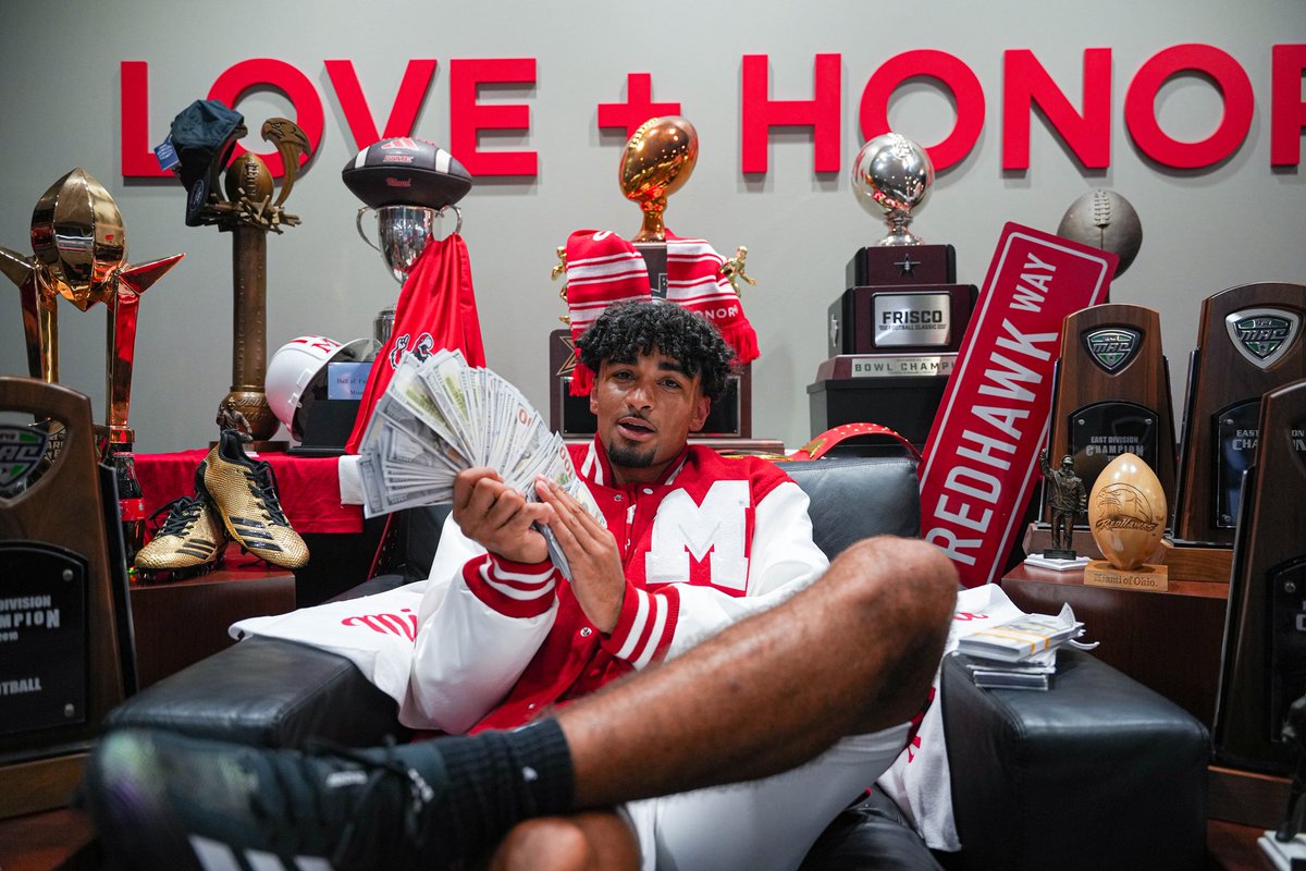 EastonJointer's tweet image. Had a great birthday/ OV weekend with my guys! Big things to come!!! Appreciate you ALL! #RiseUpRedHawks2026 @MiamiOHFootball @RedHawkInsider @CoachZaneRies @Martin_Miami_HC @DBCoachWhite @CoachBrechin @drew15martin @theBAFootball @cpw_BA @TNSelect7V7 @CSmithScout @TomLoy247…