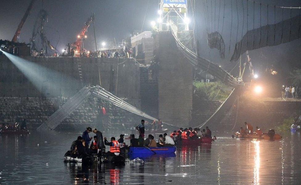 Remember 2022 Gujarat Morbi Bridge Collapse that claimed more than 140 lives.

In March The Main Accused Industrialist Jaysukh Patel, was granted bail by the Supreme Court. 

On November 14, he was felicitated at an event in Morbi 🤡🤡🤡

<a href="/bandisanjay_bjp/">Bandi Sanjay Kumar</a> deeniki pole ijjath?