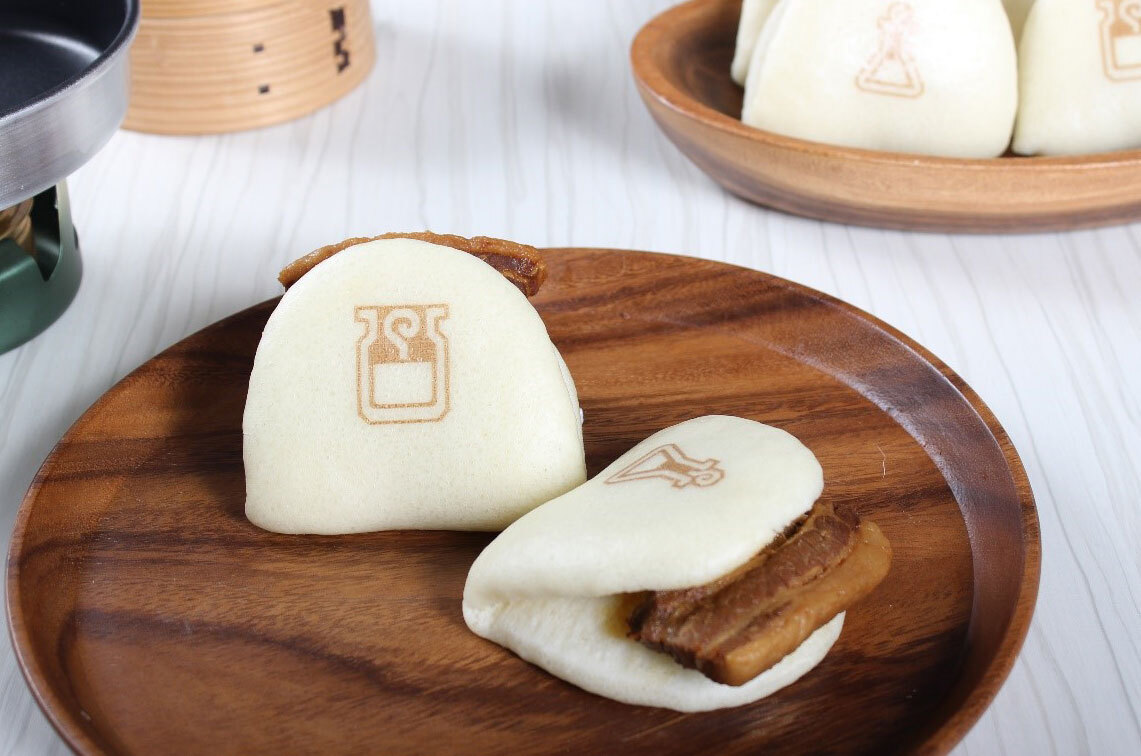 角煮まんじゅうで有名な「岩崎本舗」と『#モンスターハンターワイルズ 』がコラボした角煮まんじゅうが登場！

第一弾は、メインビジュアルデザインのパッケージに角煮まんじゅうとコラボしたアイルーのアクスタ付き！

詳細は公式オンラインショップでご確認を⬇️
0806.jp/event/page/mhw…