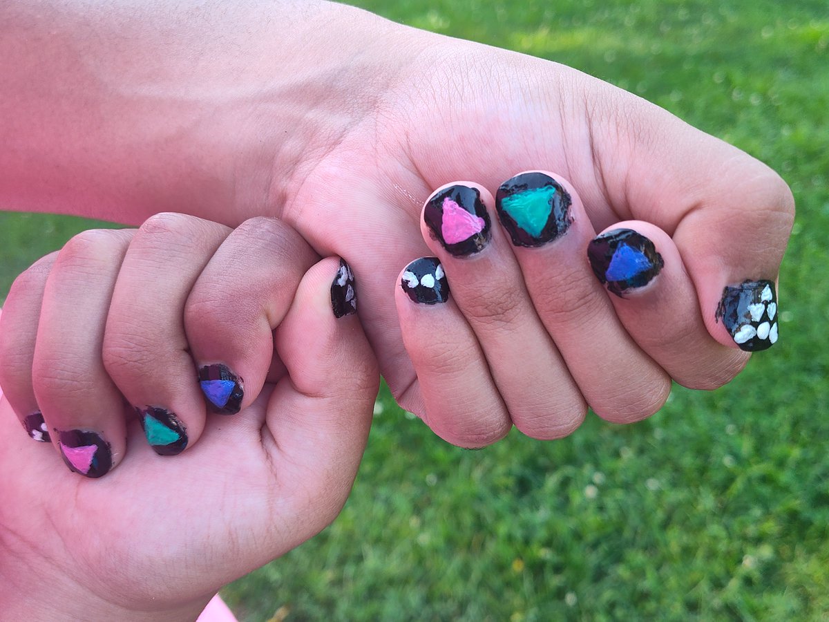 PAINTED MY FRIEND'S NAILS idk if the pics show it well but it's cool deltarune pattern yaayayay