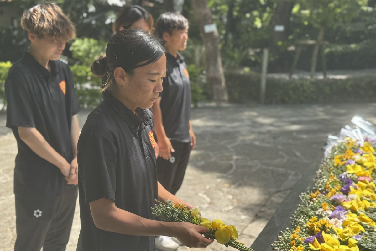 FCRYUKYUSAKURA's tweet image. 本日6月23日は ＃慰霊の日

沖縄戦終結から80年の月日が経ちました｡

FC琉球さくらでは､選手･スタッフが先日ひめゆり平和祈念資料館を訪れ､平和学習を行いました｡

沖縄の未来をつくる女子チームとして､犠牲になった方々のご冥福を祈り､世界の恒久平和へ手を合わせます｡

#FC琉球さくら