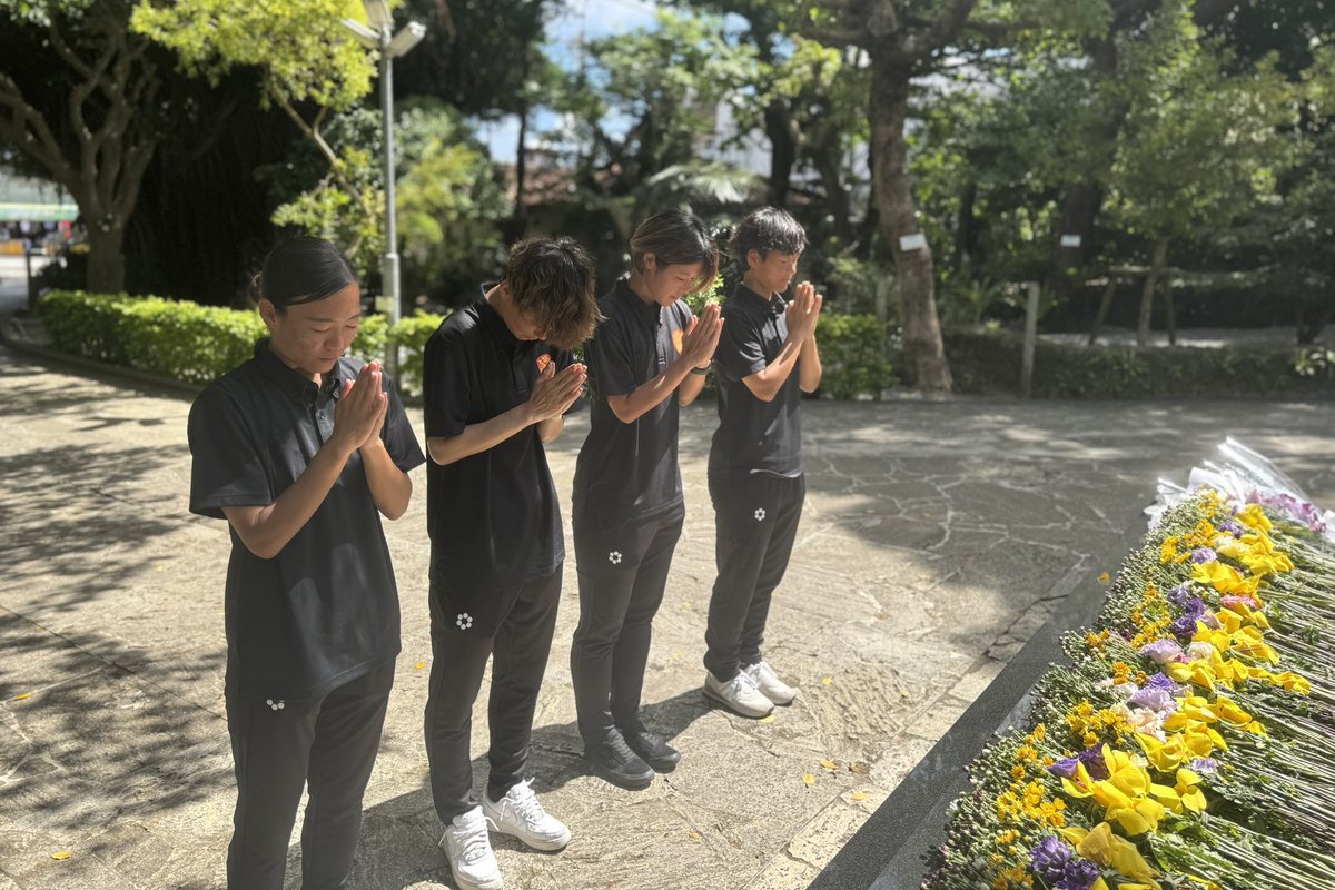 FCRYUKYUSAKURA's tweet image. 本日6月23日は ＃慰霊の日

沖縄戦終結から80年の月日が経ちました｡

FC琉球さくらでは､選手･スタッフが先日ひめゆり平和祈念資料館を訪れ､平和学習を行いました｡

沖縄の未来をつくる女子チームとして､犠牲になった方々のご冥福を祈り､世界の恒久平和へ手を合わせます｡

#FC琉球さくら