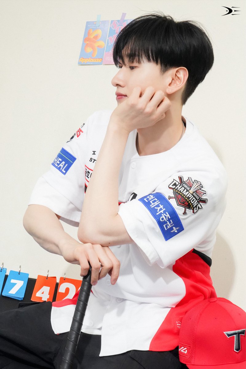 SJ_DnE_official's tweet photo. [📸]
EUNHYUK [MEDIHEAL] 𝑩𝒆𝒉𝒊𝒏𝒅 𝑺𝒌𝒆𝒕𝒄𝒉✨

MEDIHEAL의 새로운 뮤즈 EUNHYUK과 함께한 광고 촬영 현장을 공개합니다🐰💫
더 많은 사진은 아래 포스트 링크를 통해 확인하실 수 있습니다💙

🔗 https://t.co/D50rb7MgfG

#은혁 #EUNHYUK
#슈퍼주니어DnE #SuperJuniorDnE
#MEDIHEAL https://t.co/FBzd2ZlhK2