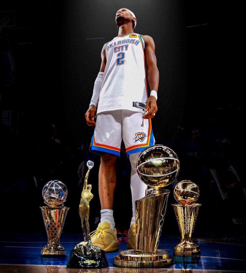 Shai Gilgeous-Alexander - 2025’ season;

- NBA champion 
- Finals MVP
- WCF MVP 
- NBA MVP
- All NBA first-team
- All Star starter 
- Scoring title

definitivamente uma das melhores temporadas da HISTÓRIA da NBA.