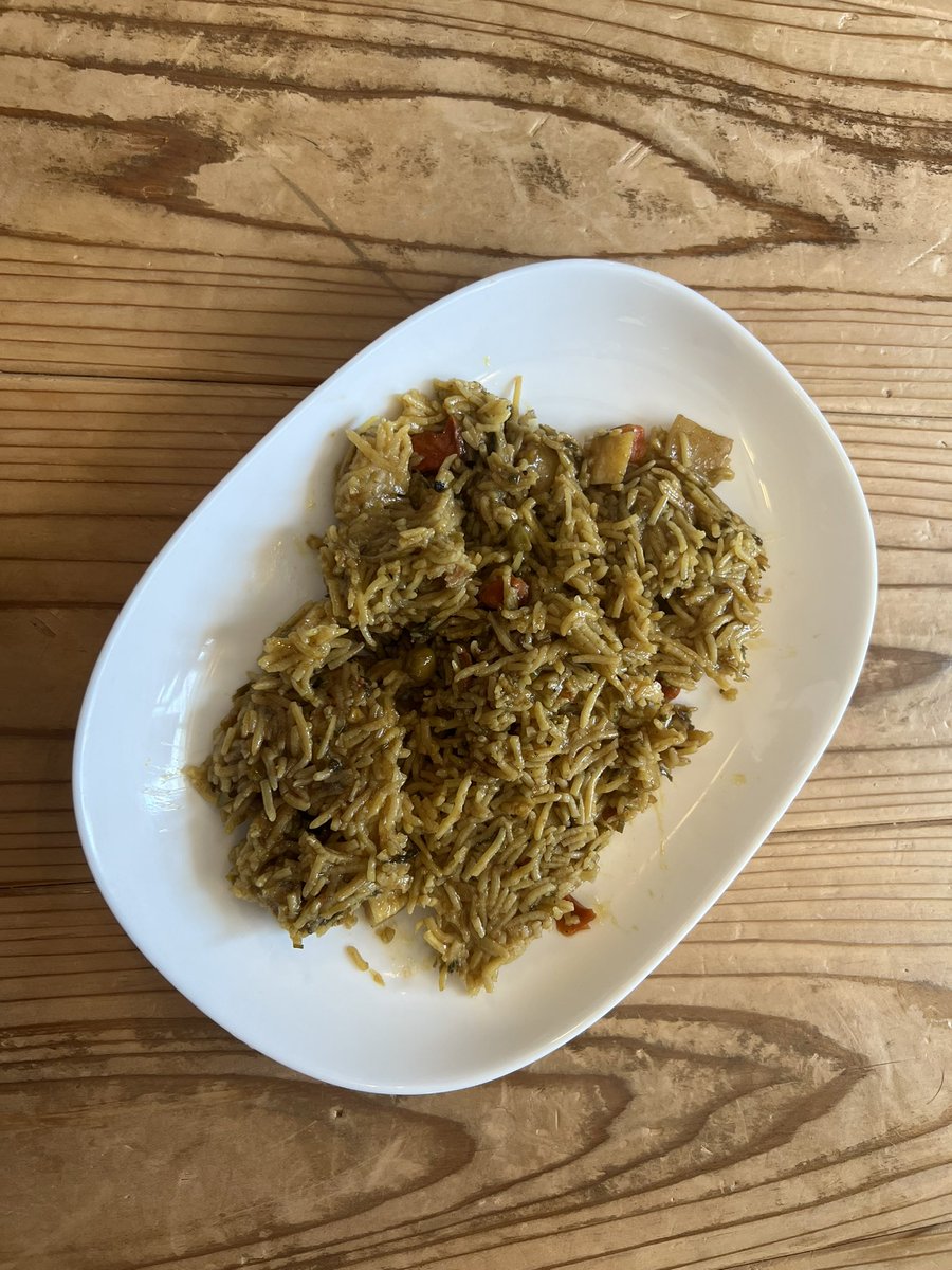 カラチの空やアルカラムに行くと必ず寄る八潮市の大型パキスタンマーケット、ヤシオスタンで買ったレトルトのベジビリヤニ。300円とか400円くらいです。このシリーズたまにアタリがある、、これがそうかはさておき。八潮には秋月電子の別館もあり、何かと縁深い場所です🤤