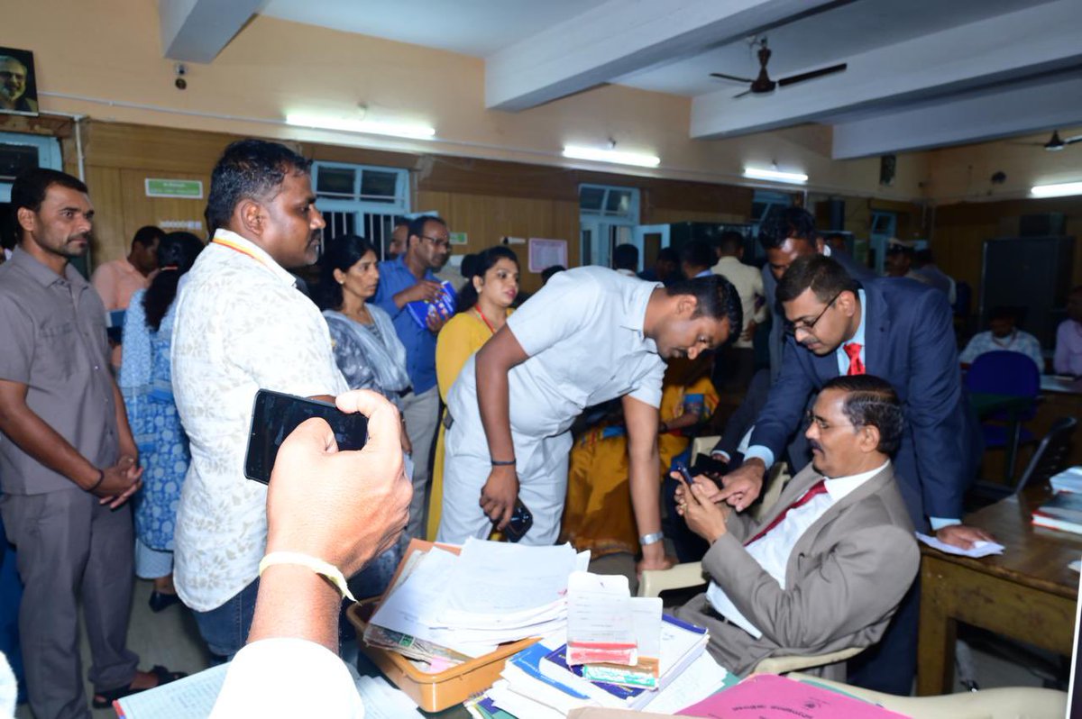 Yathiraju/ಯತಿರಾಜು (@rajaarushi) on Twitter photo Upa Lokayukta catches babus receiving bribes through apps newindianexpress.com/states/karnata…
<a href="/XpressBengaluru/">TNIE Karnataka</a> <a href="/NewIndianXpress/">The New Indian Express</a> <a href="/Cloudnirad/">Nirad Mudur</a> <a href="/ramupatil_TNIE/">Ramu Patil</a> <a href="/mg_chetan/">MG Chetan</a> Upa Lokayukta catches babus receiving bribes through apps newindianexpress.com/states/karnata…
<a href="/XpressBengaluru/">TNIE Karnataka</a> <a href="/NewIndianXpress/">The New Indian Express</a> <a href="/Cloudnirad/">Nirad Mudur</a> <a href="/ramupatil_TNIE/">Ramu Patil</a> <a href="/mg_chetan/">MG Chetan</a>