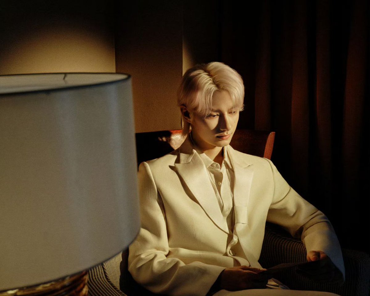 ㅤㅤ
The wind whispered to my coat, the
flower  sighed in my  hand,  and  the
letter—lit   by   dusk—spoke  of  you.
ㅤㅤ