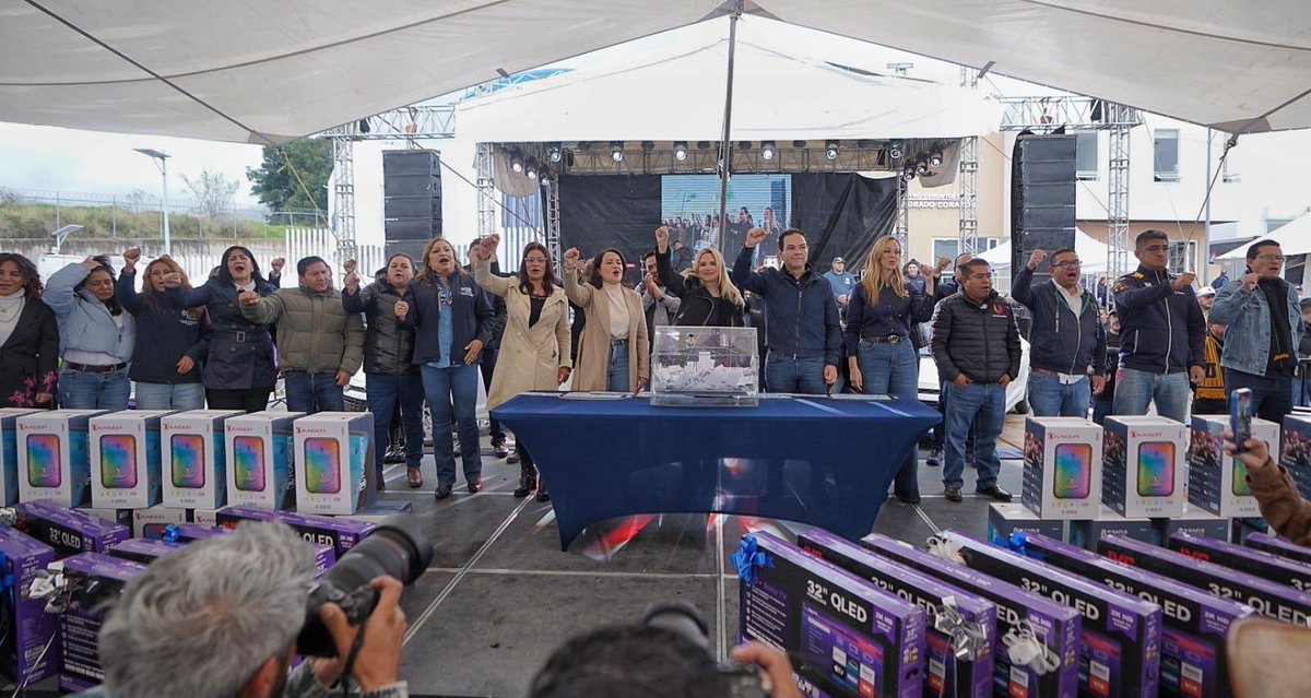 Comunicacion XXI (@comunicacionxxi) on Twitter photo Senador <a href="/EnriqueVargasdV/">Enrique Vargas Del Villar</a> estuvo presente en el festejo del #DiaDelPadre en #Huixquilucan Reconoce labor de la presidenta que ha puesto al municipio en el primero lugar y advierte que Huixquilucan seguirá siendo azul
acortar.link/TbUwyT Senador <a href="/EnriqueVargasdV/">Enrique Vargas Del Villar</a> estuvo presente en el festejo del #DiaDelPadre en #Huixquilucan Reconoce labor de la presidenta que ha puesto al municipio en el primero lugar y advierte que Huixquilucan seguirá siendo azul
acortar.link/TbUwyT