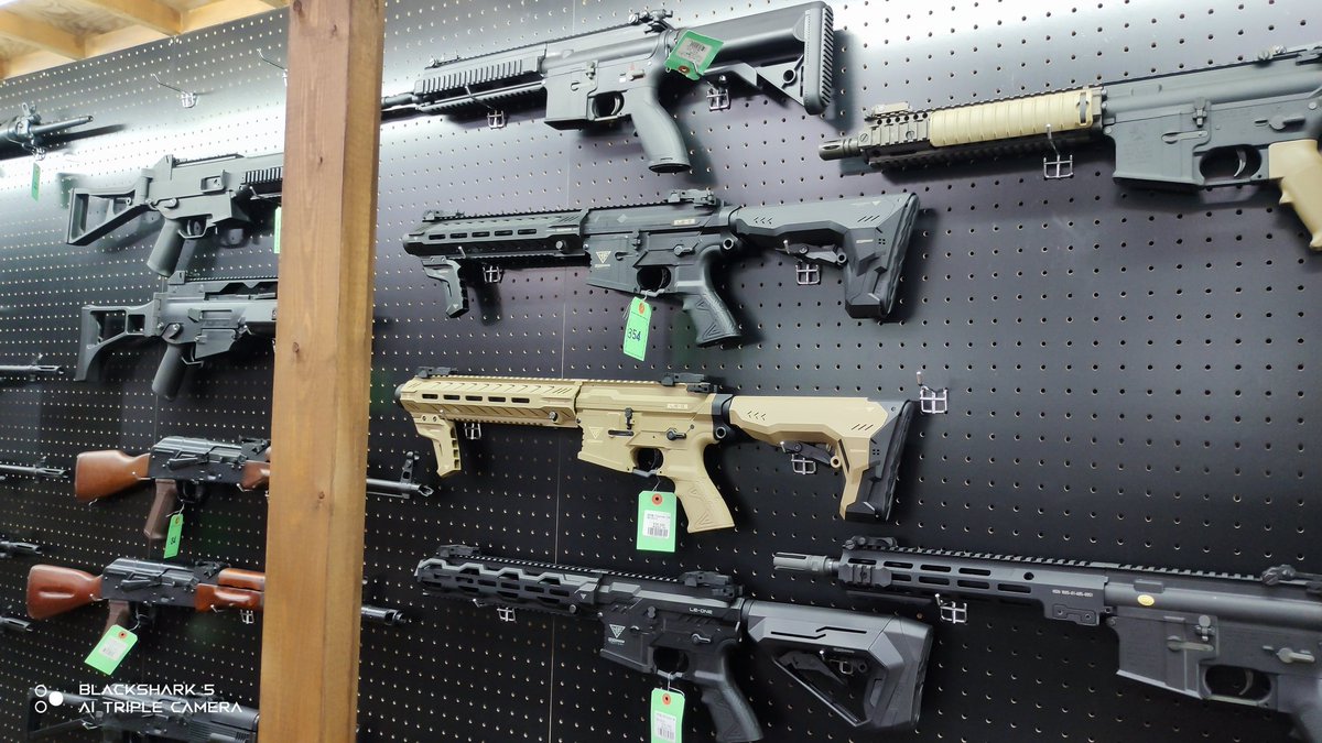 WESTSIDE_army's tweet image. HFC 電動ガンシリーズございます‼️✨️

見た目がカッコいい〜❤
こんな見た目の銃が好きな方、多いと思います😆

是非一度、見に来て下さい♪👍️
#サバゲー #HFC #電動ガン #シリーズ #WESTSIDE