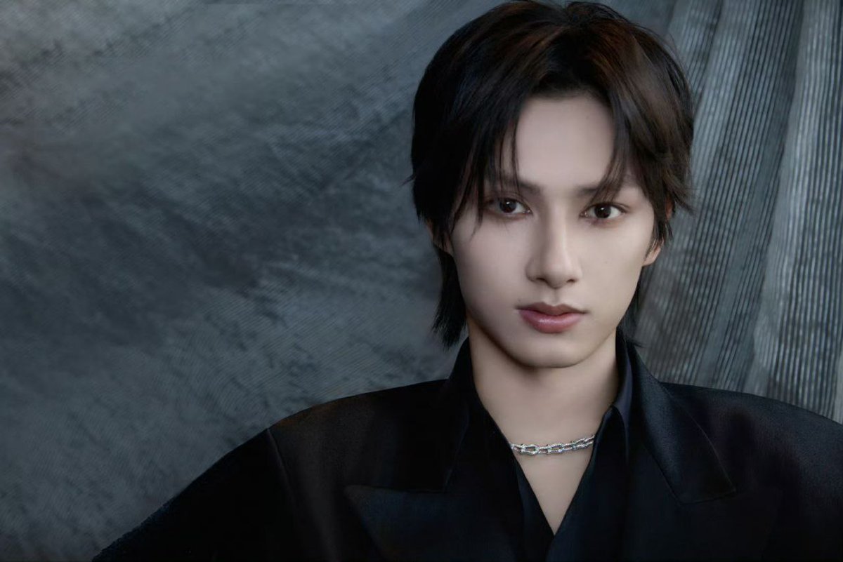 ㅤㅤ
I    wore   elegance   like  shadows    wear
secrets—rings gleamed, eyes wandered,
and silence framed  me  in  quiet  power.
ㅤㅤ