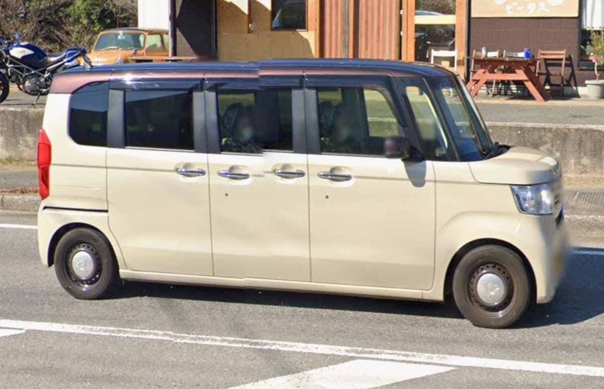 komminer's tweet photo. 最近はN-BOXもこんなに長くなっちゃって〜。
真ん中のドアノブは2個付いてるから両開き可能だし完全に3列シートだね！

…とかストリートビューを見ながらボケてみる。 https://t.co/K0QrpmtEuy