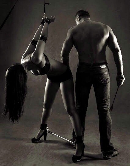 Atada en la belleza, suspendida en la rendición, ella espera, sin aliento, mientras sostengo el látigo… el control nunca pareció tan irresistible.