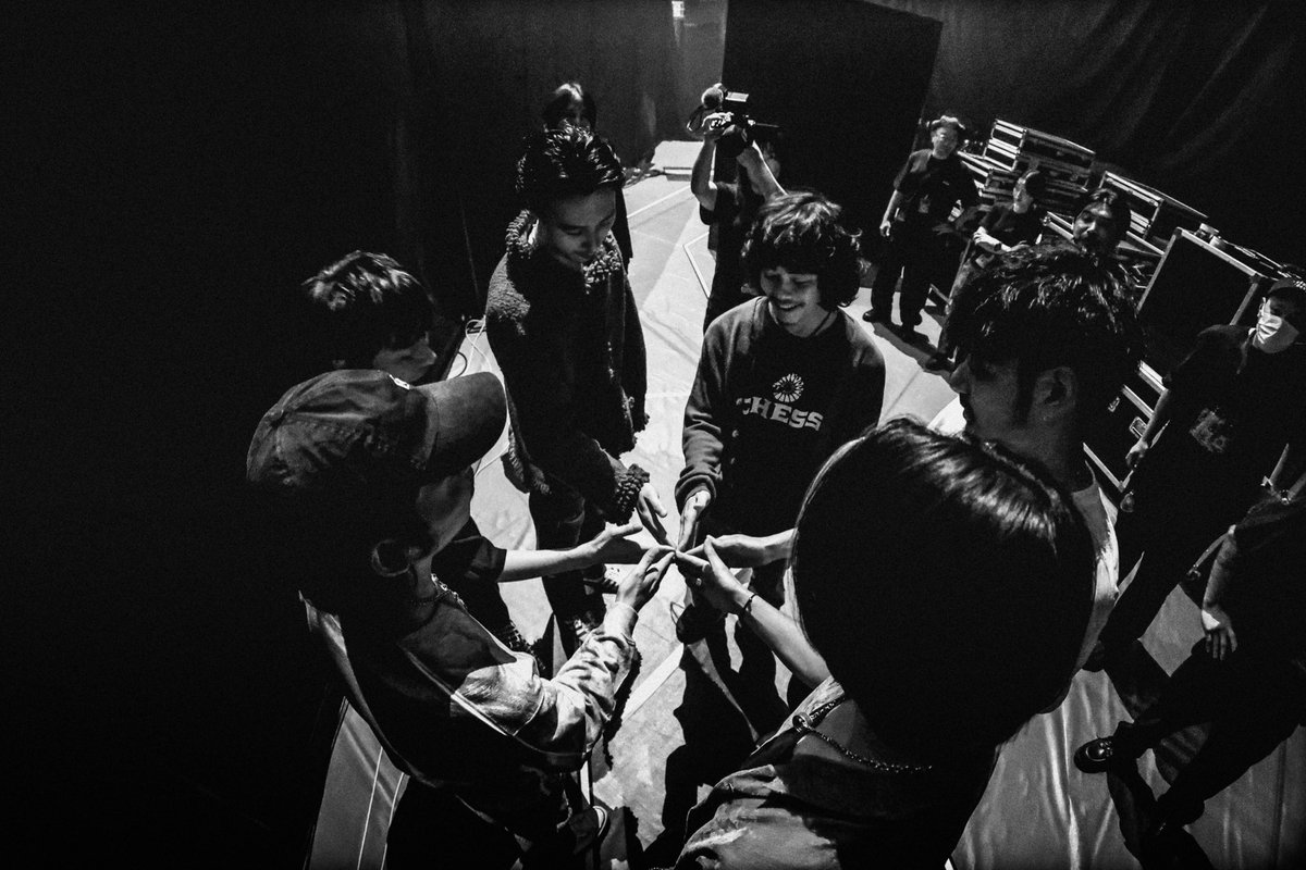 totsukataiki's tweet photo. Suchmos The Blow Your Mind 2025
横浜アリーナ2日間どうもありがとうございました！

たくさんの方に助けられて、みんなの手で作り上げて、待っていてくれたブラザー&シスターがいてくれて、成り立った復活ライブだったと思っています！
初めてライブに来てくれたみんなもこれからもよろしくね！

休止から昨日一昨日までの数年間、それぞれの修行を経てのライブ。
不思議な感覚だったよ。
緊張と楽しみの間をずっとグルグルしていて、気がついたらステージが終わってました。
それが良いんだか悪いんだかはまだ分からんのだけど、全力でやりきったのは間違えじゃなくて、今の俺らそのものでした。

これからの旅はどんなものになるのか俺らも分からないし、誰も見たことがないでしょう。

みんなで一緒に観に行くのはどうでしょう？
きっと楽しいぜ。

サチモス 再始動です。
改めてよろしくお願いします🎸

photo by Desital Natives

#Suchmos