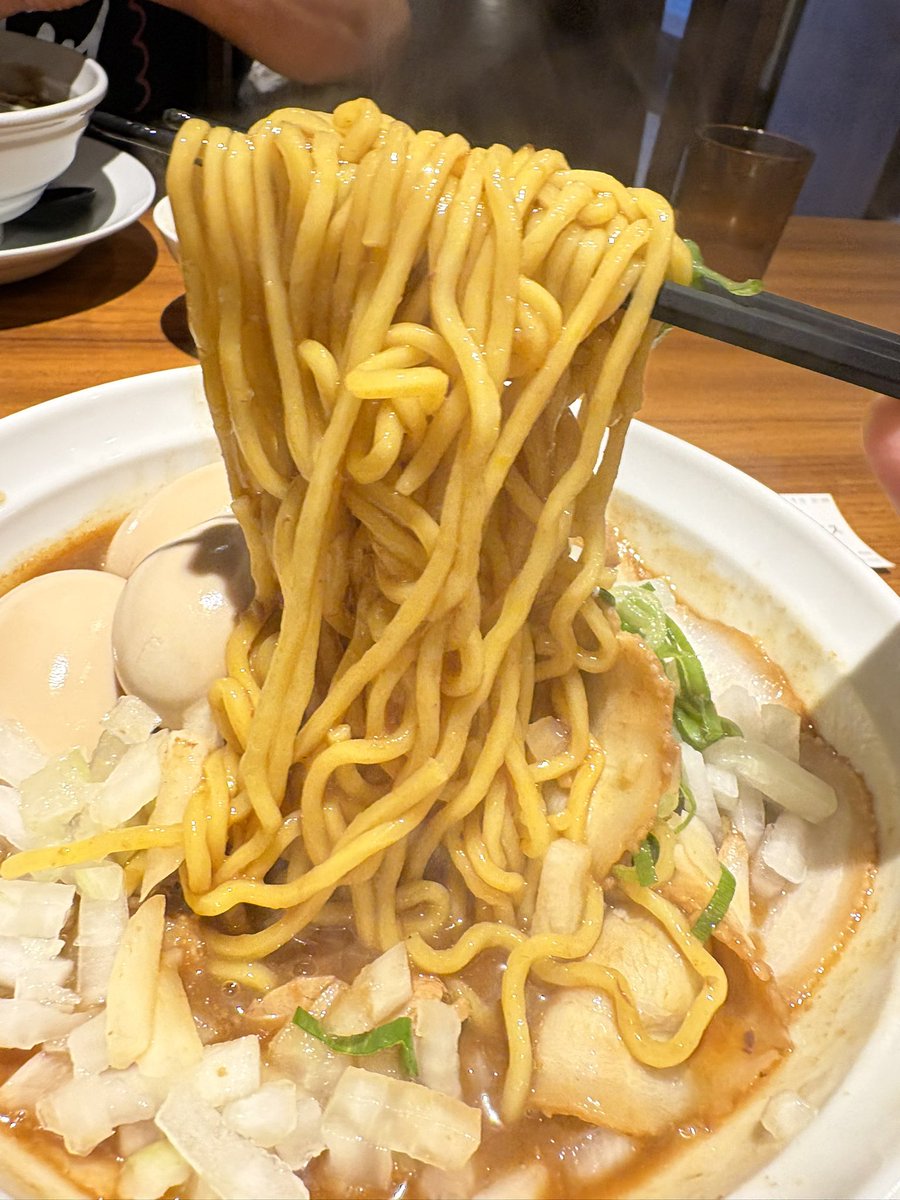 ogitake1989_'s tweet photo. 西区 香呑町 #RAMENJUNK
特製豚骨ラーメン麺大盛 味玉×2 玉ねぎ ご飯大盛×2
無鉄砲譲り&アレンジのスープでウマウマ😋アクセントの前回玉ねぎよかったから追い玉ねぎで食感と甘みたまんねえ🥰ハプニングでご飯出てくるの後になったけど炊きたてご飯で締めれるの幸せ最高‼️ゴチであります🙏 https://t.co/ZwhLiPwpa4