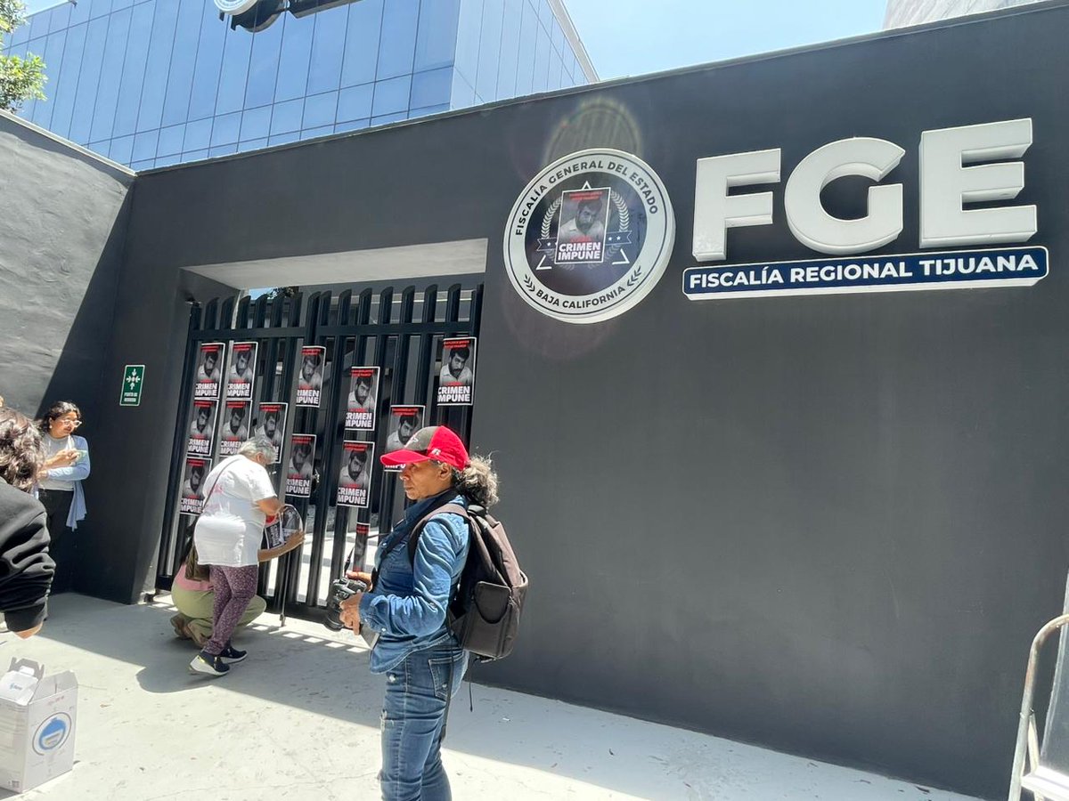 Así quedarón las instalaciones de la FGR y de la FGE en Tijuana por 21 años de impunidad en el asesinato de Francisco Ortiz Franco y aunque trataron de arrancar las imágenes, ahi siguen para recordarles su negliogencia #NiPerdónNiOlvido #FranciscoOrtizVive