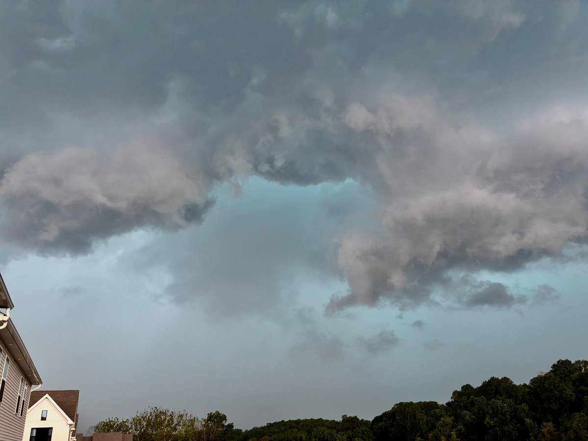 StormChaseTeam's tweet image. Happy Sunday! Today’s #StormySunday photo was taken by Tyler Morrow on June 19, 2025 outside of Philadelphia, PA ⛈️