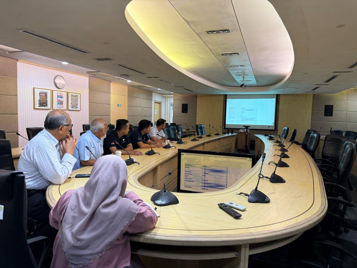 AHN Vertex Sdn Bhd ๐ฒ๐พ (@ahnvertex) on Twitter photo 20062025 - #TeamAHNVertex berkongsi solusi teknikal bersama <a href="/CawJalanJKR/">Cawangan Jalan JKR Malaysia</a>
Sesi khas bersama Pengarah Kanan, Ir. Hajah Atikah Zakaria
Fokus: Perbincangan meliputi teknologi penyelenggaraan, bahan inovatif & sistem penilaian kondisi jalan untuk aplikasi di lapangan 20062025 - #TeamAHNVertex berkongsi solusi teknikal bersama <a href="/CawJalanJKR/">Cawangan Jalan JKR Malaysia</a>
Sesi khas bersama Pengarah Kanan, Ir. Hajah Atikah Zakaria
Fokus: Perbincangan meliputi teknologi penyelenggaraan, bahan inovatif & sistem penilaian kondisi jalan untuk aplikasi di lapangan
