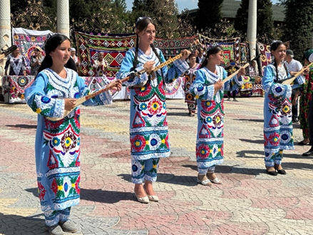 タジキスタン の女性用民族衣装には、チャカンと呼ばれるとても