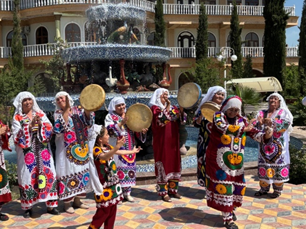 タジキスタン の女性用民族衣装には、チャカンと呼ばれるとても