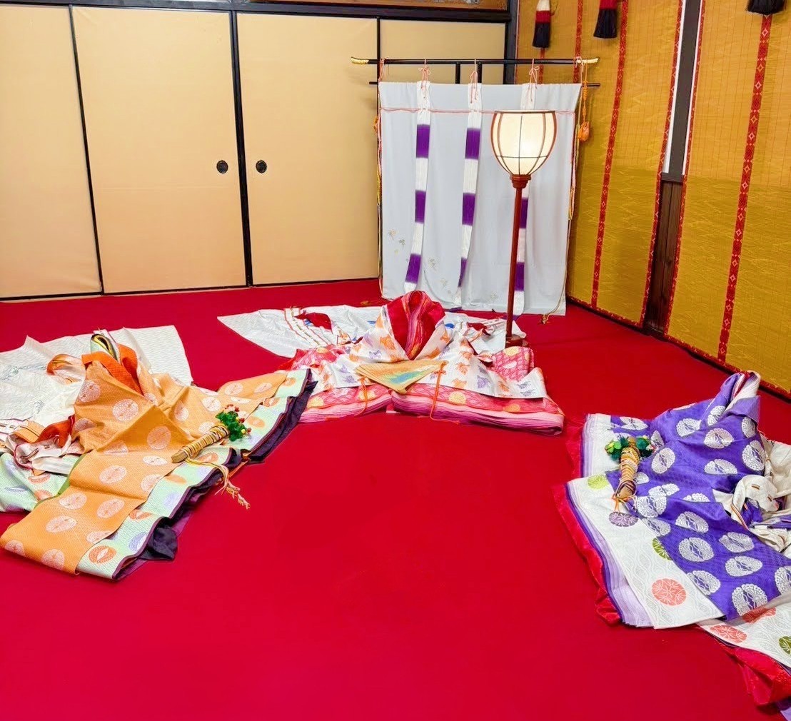 色とりどりの十二単をお召しになった
3人の姫様たちの豪華絢爛なお姿が
とっても素敵で、

ひとときの雅な世界を
満喫されたご様子でした✨