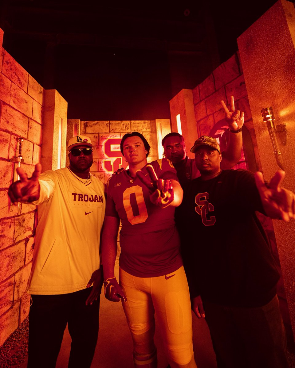 Jake_Johnson_'s tweet image. Grateful to @uscfb and everyone involved for my Official Visit, my family and I loved it! @LincolnRiley @Coach_Henny @CoachNua @dantonlynn @flowlikerob @CoachSkyJones @CoachTruCarroll @_maximus347
@WestonZernechel @skylarGphan @addiss_bc @houseof_victory @USC_Athletics @USC…