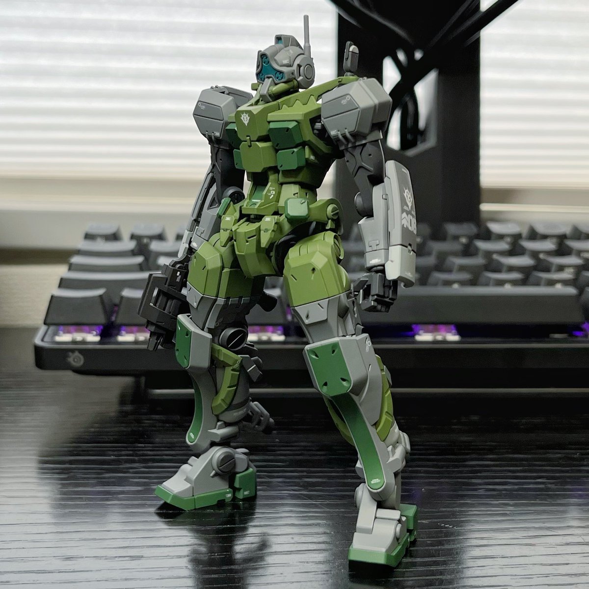 leng_t's tweet photo. 超かっこいい生ゲルググが完成したように見えるがバックパックまだ作ってない。
足のパーツ分割は本当に狂気の産物で、組んでいてサンキューバンダイの気持ちしかなかった https://t.co/Okj3InSCof