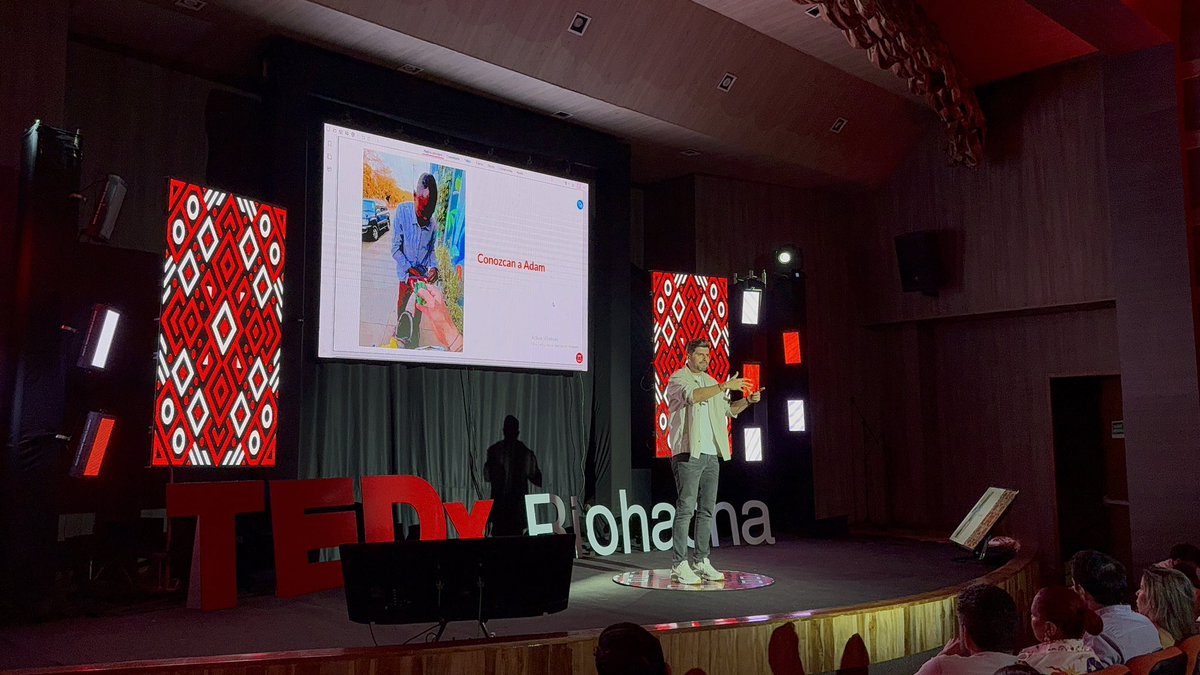 TEDxRiohacha's tweet photo. ¡Descubriendo nuevas narrativas! 🌎📚 

Camilo Duque, influencer turístico, nos invitó a cuestionar las historias con una sola versión y a estar atentos a las múltiples perspectivas. 

¿Qué parte de la historia aún no nos han contado? 🤔 
#TEDxRiohacha #TedTalks #Turismo https://t.co/Imvi1QpWDp