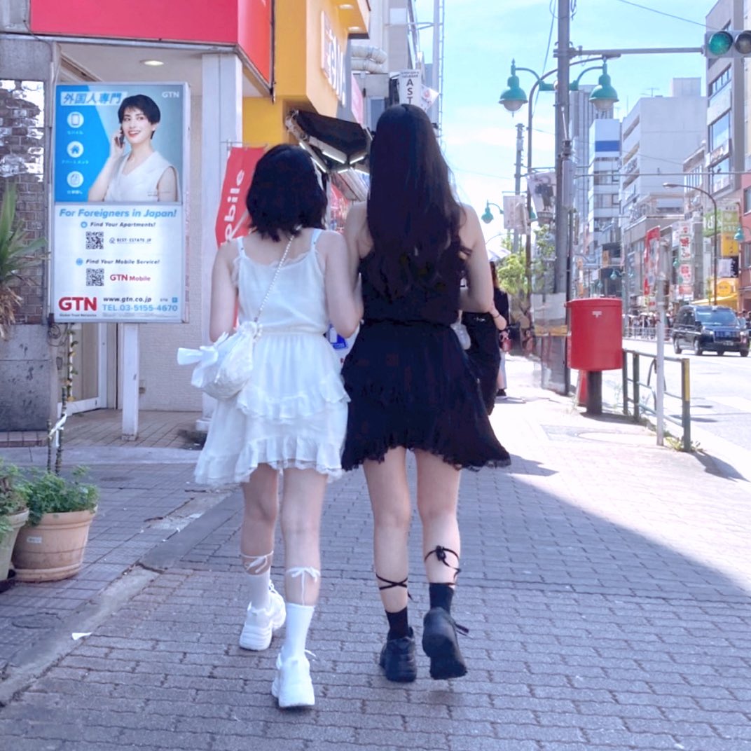 ひっきりなしに「もったいないね」って言うからメイクを落とすのとか服を脱ぐのとかがもったいないって話かと思ったら「うちら一般人なのもったいないね」って話で死ぬほど笑った、自己肯定感の高い親友を持つと何かと助かる アット新大久保