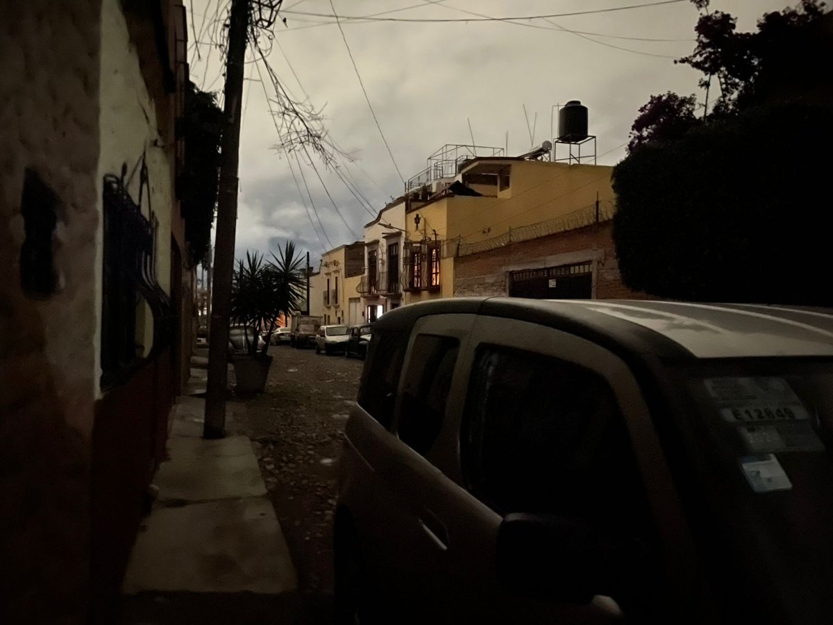 NewsSanmiguel's tweet photo. #SINLUZ!!!!⚡️🔴🚨en varias zonas de San Miguel de Allende ⚡️Se reporta falla eléctrica en la zona centro y colonias aledañas.📞 reporte a CFE.
🔌 Sugerencia: Mantente informado y sigue las actualizaciones
#ApagónSMA #SinLuz #ReporteCFE #SanMiguelDeAllende https://t.co/u6ujWaXO4b