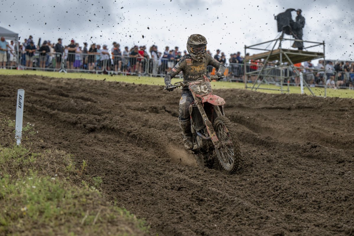 HondaJP_Live's tweet photo. MXGPイギリス大会がマタリーベイズンで開催🇬🇧
力強い走りをみせたルーベン・フェルナンデス選手(Honda HRC)は大会総合4位(5-2)につけ、総合ランキング4位まで上昇しました💪🏻
MX2のバレリオ・ラタ選手(Honda HRC)は苦戦を強いられたものの、両レースでポイントを獲得しました。
#MXGP #MXGPGB https://t.co/9afNYD03nJ
